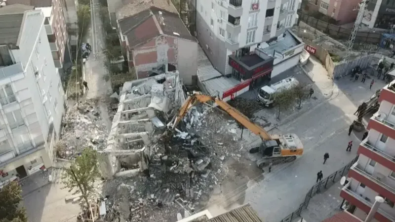 Çöken binanın enkazı kaldırılmaya başlandı