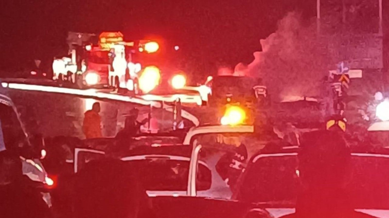 Otomobil alev alev yandı, trafik felç oldu