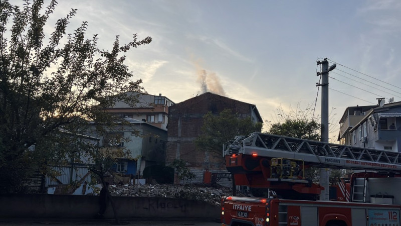 Darıca'da 3 katlı binada feci yangın!