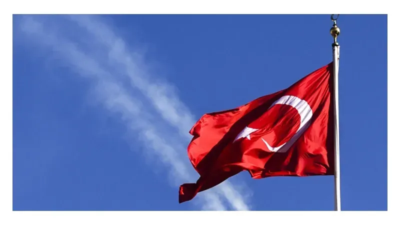 İzmit’teki okulda Türk bayrağı yakan 3 kişi tutuklandı!