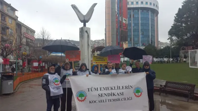 Kocaelili emeklilerden CHP’li vekillere destek! Dikilme eylemi yaptılar