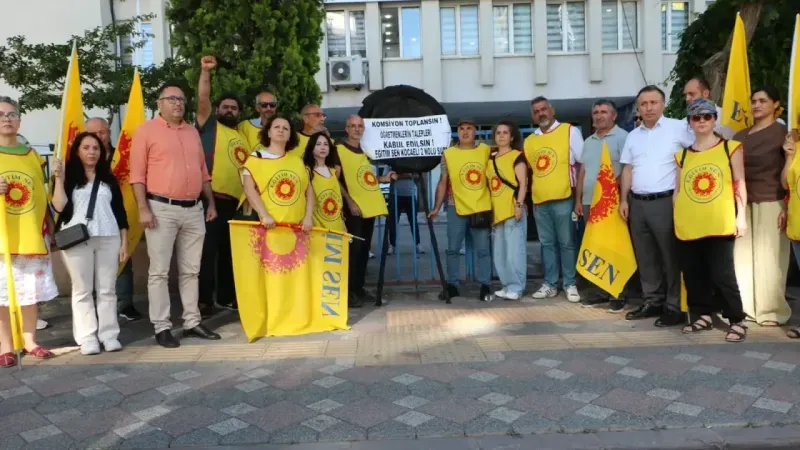 Gebze’de Öğretmenlerden Milli Eğitime Siyah Çelenkli Protesto